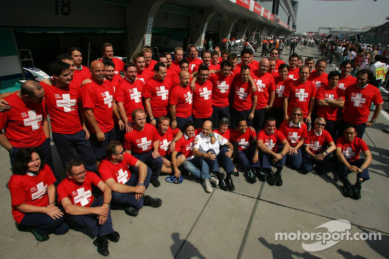 Los miembros del equipo de Sauber despiden a Peter Sauber