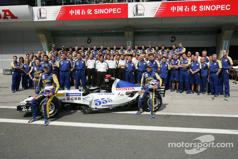 Sesión de fotos de BAR Honda: Jenson Button y Takuma Sato y Anthony Davidson posan con los miembros del equipo BAR Honda