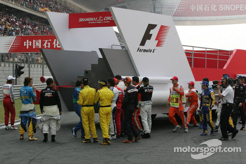 Los pilotos antes de subir al autobús para el desfile de pilotos