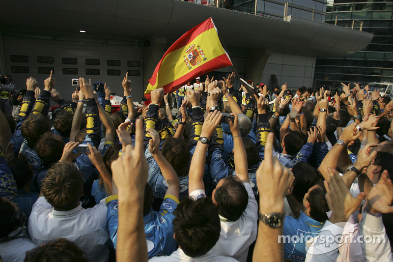 Los miembros del equipo Renault F1 celebran Campeonato Mundial durante la ceremonia de podio