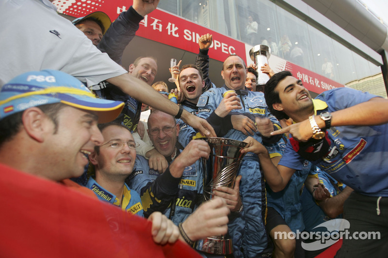 Renault F1 team members celebrate world championship