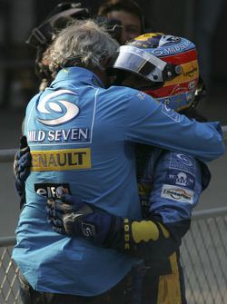 Ganador de la carrera Fernando Alonso celebra con Flavio Briatore