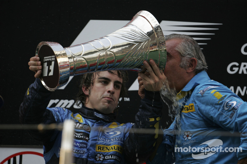 Podio: champagne para Fernando Alonso y Flavio Briatore