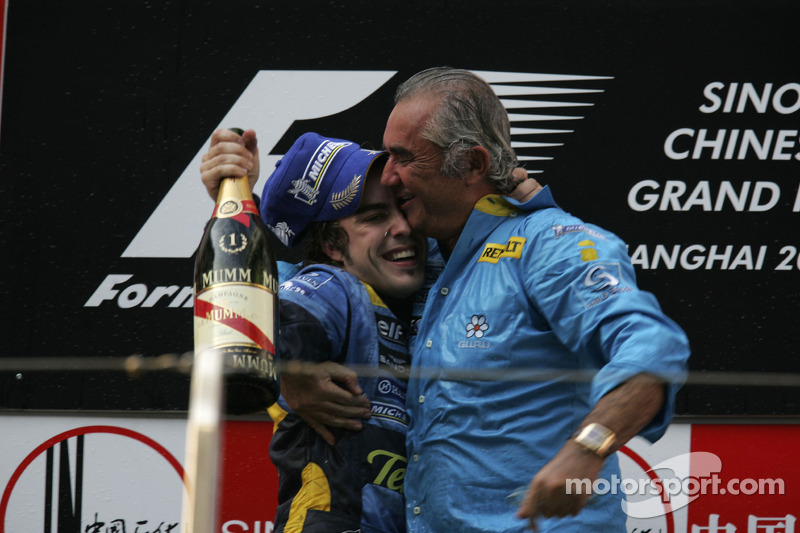 Podio: champagne para Fernando Alonso y Flavio Briatore