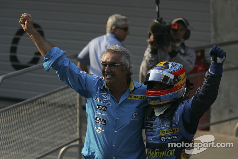 Ganador de la carrera Fernando Alonso celebra con Flavio Briatore