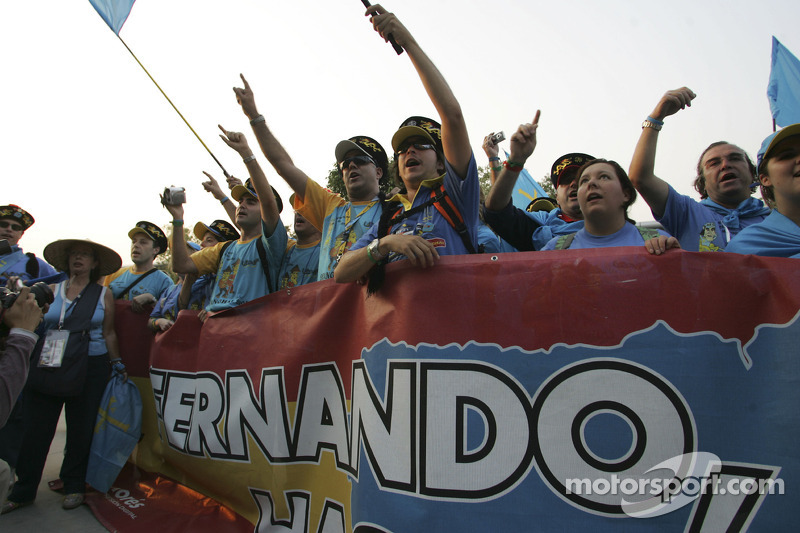 Renault F1 fans celebrate