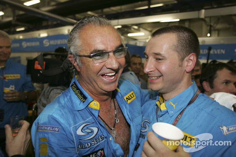 Flavio Briatore y Bob Bell celebran