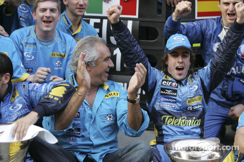 Flavio Briatore y Fernando Alonso celebran con los miembros del equipo Renault F1