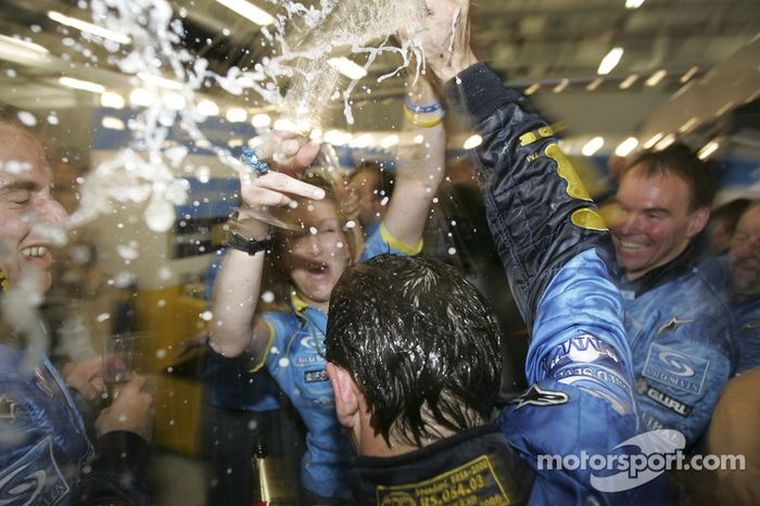 Los miembros del equipo Renault F1 celebran el Campeonato del mundo