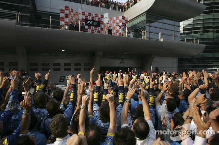 Podio: ganador de la carrera Fernando Alonso celebra