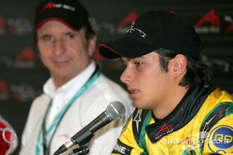 Nelsinho dando entrevista ao lado de Emerson Fittipaldi