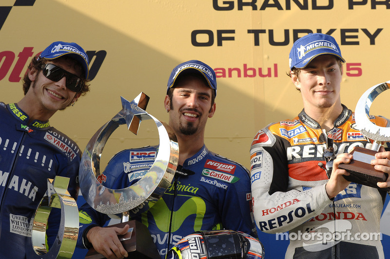 Podio: ganador de la carrera Marco Melandri; segundo lugar Valentino Rossi y tercer lugar Nicky Hayd