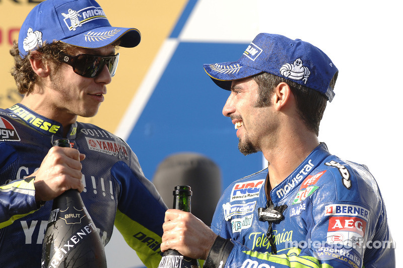Podio: ganador de la carrera Marco Melandri celebra con Valentino Rossi
