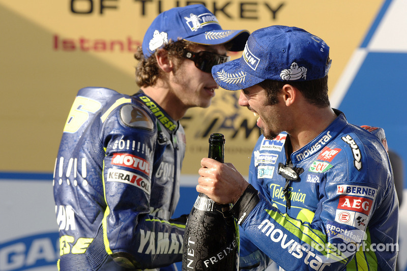 Podio: ganador de la carrera Marco Melandri celebra con Valentino Rossi