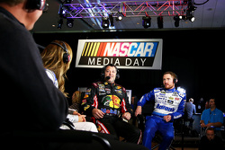 Tony Stewart, Stewart-Haas Chevrolet e Brian Vickers, Michael Waltrip Racing Toyota