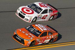 Carl Edwards, Joe Gibbs Racing Toyota and Kyle Larson, Ganassi Racing Chevrolet