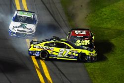 Paul Menard, Richard Childress Racing Chevrolet and Clint Bowyer, Michael Waltrip Racing Toyota crash