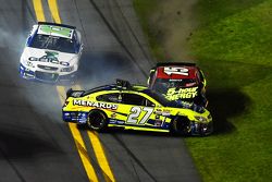 Paul Menard, Richard Childress Racing Chevrolet and Clint Bowyer, Michael Waltrip Racing Toyota crash