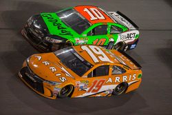 Carl Edwards, Joe Gibbs Racing Toyota, Danica Patrick, Stewart-Haas Racing Chevrolet