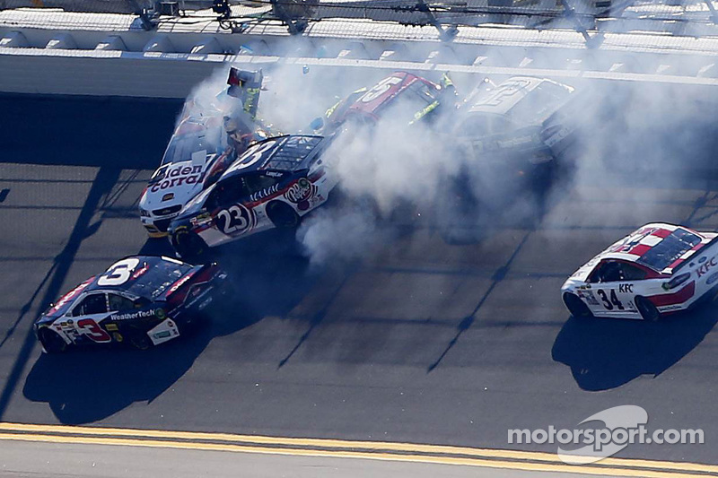 J.J. Yeley, BK Racing Toyota, Reed Sorenson, Team Xtreme Racing Chevrolet, Clint Bowyer, Michael Waltrip Racing Toyota in a crash during qualifying