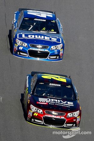 Jeff Gordon, Hendrick Motorsports Chevrolet leads Jimmie Johnson, Hendrick Motorsports Chevrolet