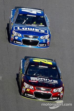 Jeff Gordon, Hendrick雪佛兰车队领先于Jimmie Johnson, Hendrick雪佛兰车队