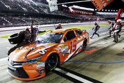 Carl Edwards, Joe Gibbs Racing Toyota se desliza a través de su pit 