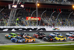 Start: Jimmie Johnson and Kyle Busch lead the field