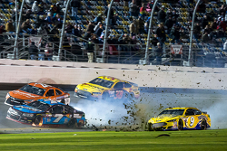 Sam Hornish Jr., Richard Petty Motorsports Ford et Alex Bowman, Tommy Baldwin Racing, Jeb Burton, BK Racing Toyota, David Gilliland, Frontrow Motorsports Ford en difficulté
