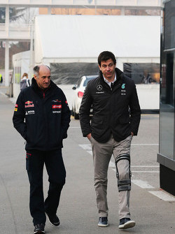 (De izquierda a derecha): Franz Tost, Scuderia Toro Rosso director del equipo con Toto Wolff, Mercedes AMG F1 Accionista y Director Ejecutivo