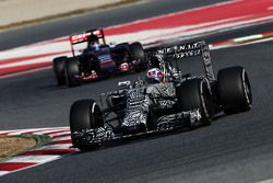 Daniel Ricciardo, Red Bull Racing RB11, vor Carlos Sainz jr., Scuderia Toro Rosso STR10