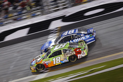 Kyle Busch, Joe Gibbs Racing Toyota, Jimmie Johnson, Hendrick Motorsports Chevrolet
