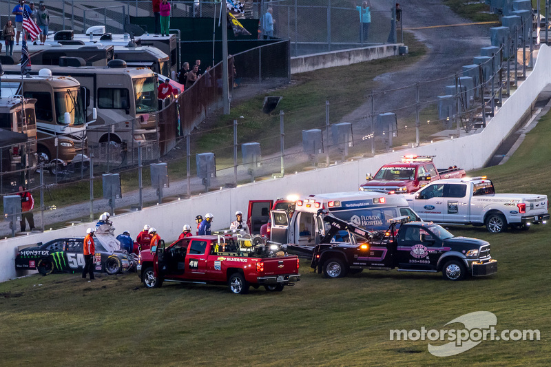 Kyle Busch, Joe Gibbs Racing, Toyota, wird vom Streckenpersonal medizinisch behandelt