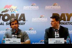 Joie Chitwood III, Daytona International Speedway et le Vice-Président de la NASCAR Steve O'Donnell discute des rails de sécurité après l'accident de Kyle Busch