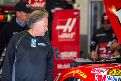 Gene Haas olha para o carro de Regan Smith