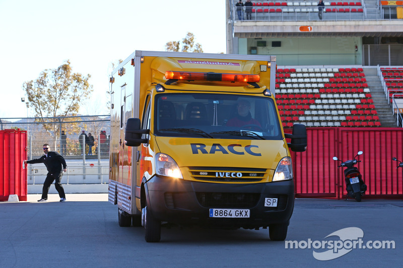 Fernando Alonso, McLaren es sacado de la zona de paddock en una ambulancia