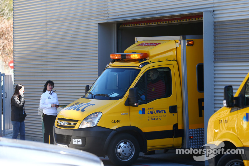 Fernando Alonso, McLaren es sacado de la zona de paddock en una ambulancia
