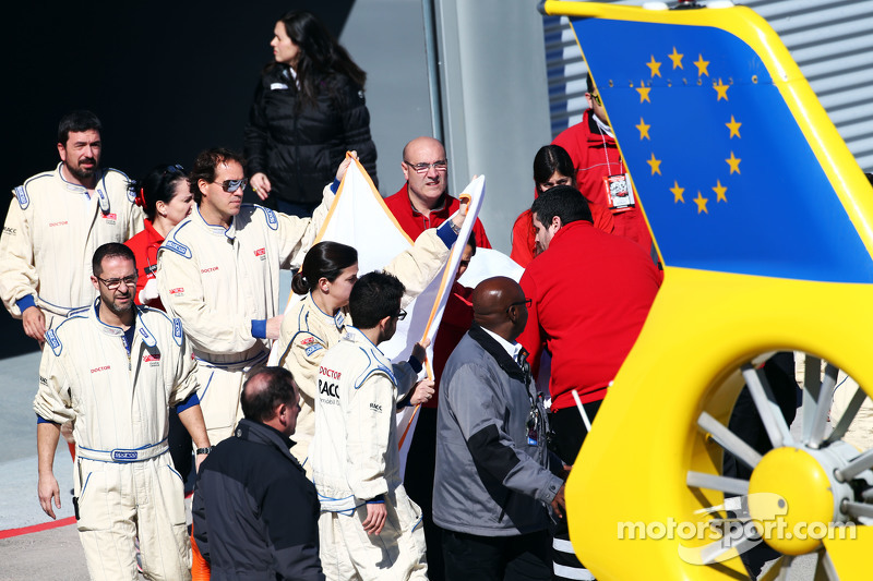 Fernando Alonso, McLaren, wordt per helikopter vervoerd naar het ziekenhuis