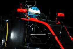 Fernando Alonso, McLaren MP4-30 quitte les stands