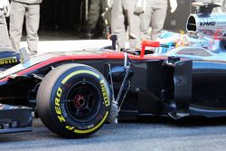 Fernando Alonso, McLaren MP4-30 running sensor equipment