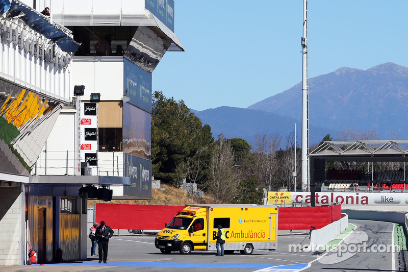 Fernando Alonso, McLaren es transportado en ambulancia