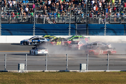 Last lap crash: Jeff Gordon, Hendrick Motorsports Chevrolet crashes