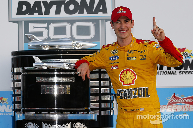 1. Joey Logano, Team Penske, Ford, feiert