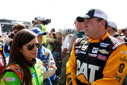 Danica Patrick, Stewart-Haas Racing Chevrolet, Ryan Newman, Richard Childress Racing Chevrolet