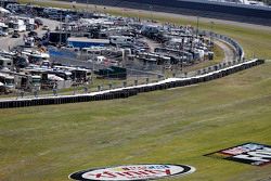 Los neumáticos colocados en la pared interior donde Kyle Busch se estrelló