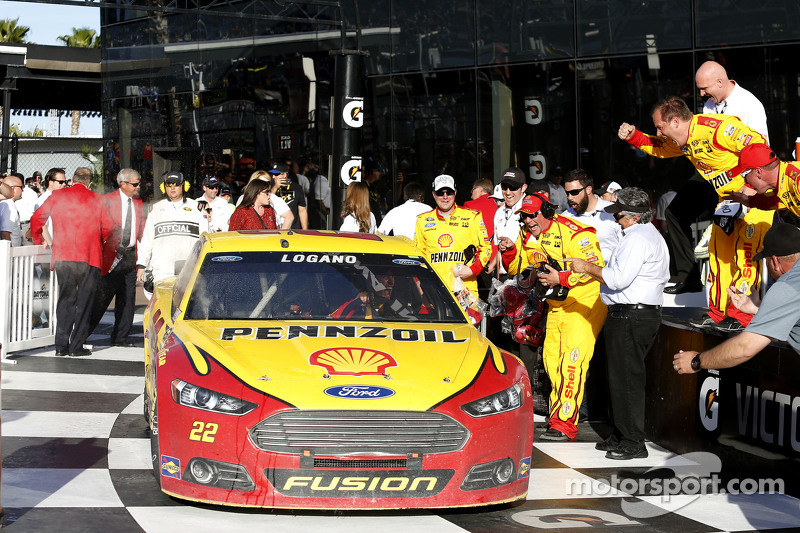 1. Joey Logano, Team Penske, Ford, feiert