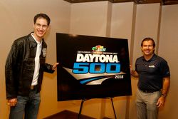 Joey Logano, da equipe Penske Ford, e Joie Chitwood III, presidente da Daytona International Speedwa