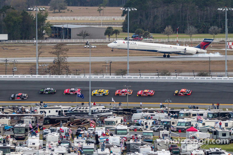 Acción de carreras con un avión Delta MD-90, aterriza en el aeropuerto internacional de Daytona 