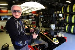 Gérard Ducarouge, former F1 designer and engineer visits the Lotus garage