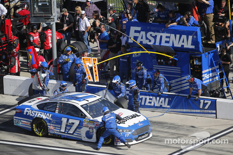 Os dois campeonatos seguintes foram discretos para Stenhouse, que foi apenas o 27º em 2014 e o 25º em 2015.